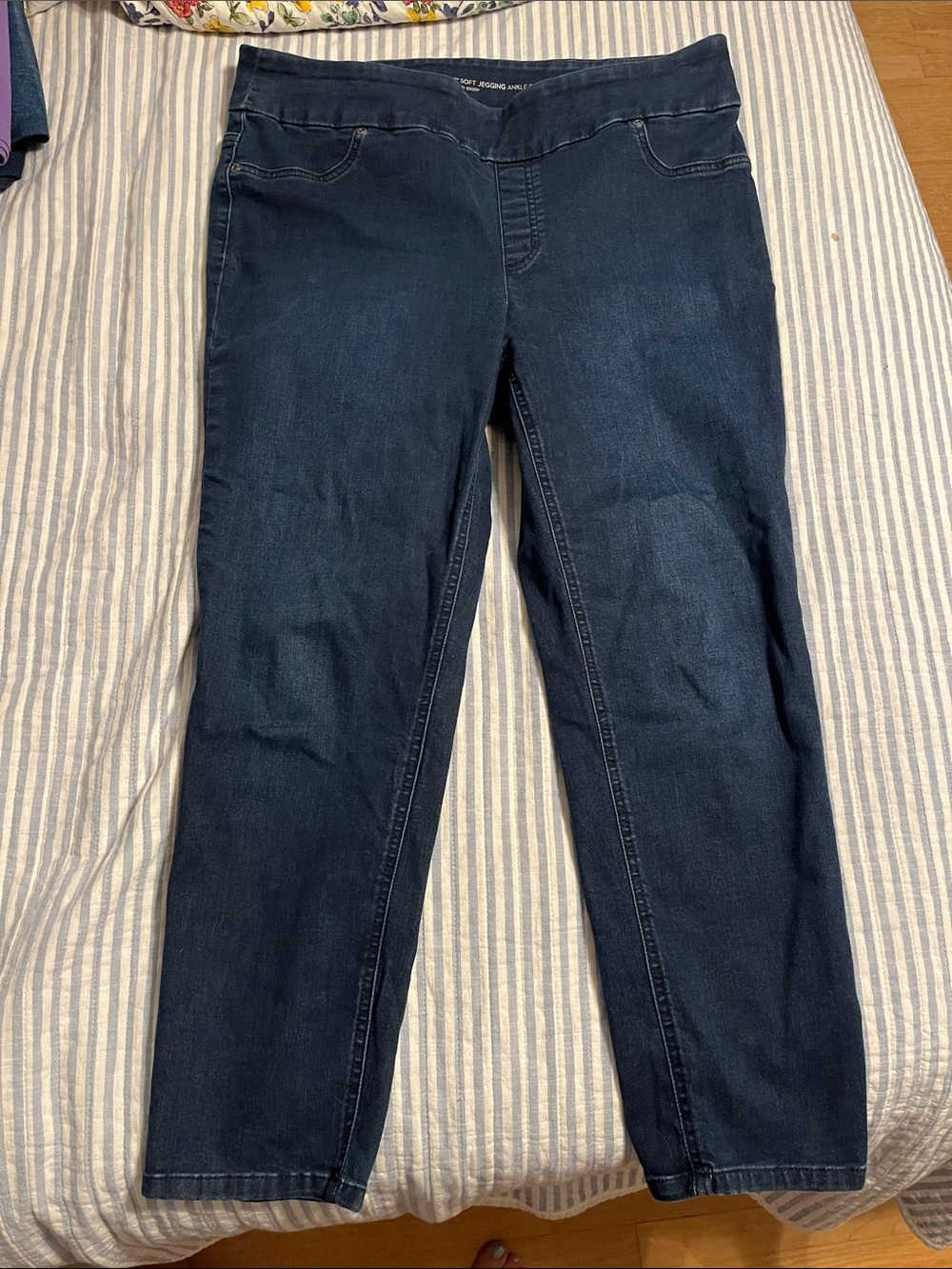 Chico's Dark Indigo perfect stretch Pull-On ankle Jeggings